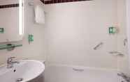 Toilet Kamar 7 Leonardo Hotel London Watford - Formerly Jurys Inn