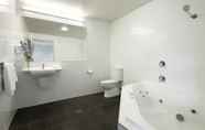 In-room Bathroom 5 Travelodge Hotel Hobart Airport