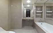 Toilet Kamar 3 Monarch Plaza Hotel