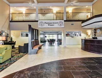 Lobby 2 Comfort Suites near Hot Springs Park