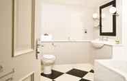 Toilet Kamar 6 Royal Albion Hotel
