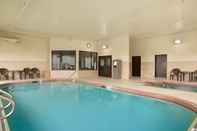 สระว่ายน้ำ Days Inn by Wyndham Innisfail