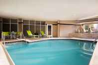 Swimming Pool DoubleTree by Hilton Hotel Oklahoma City Airport