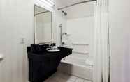 Toilet Kamar 7 Fairfield Inn & Suites Wilkes-Barre Scranton