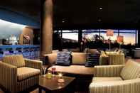 Bar, Kafe dan Lounge Black Rock Oceanfront Resort
