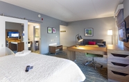 Bedroom 7 Hampton Inn & Suites Charlotte Airport