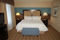 Bedroom Hampton Inn & Suites Charlotte Airport