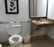 Toilet Kamar 2 Country Inn & Suites by Radisson, Bradenton-Lakewood Ranch, FL