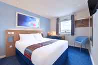 Bedroom Travelodge Dublin Airport South