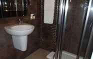 In-room Bathroom 5 Arosfa Hotel London by Compass Hospitality