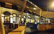Quầy bar, cafe và phòng lounge 2 Oaks Townsville Metropole Hotel