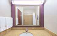 In-room Bathroom 6 La Quinta Inn & Suites by Wyndham Oklahoma City -Yukon