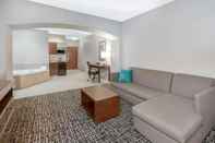 Common Space La Quinta Inn & Suites by Wyndham Oklahoma City -Yukon