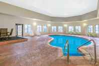 Swimming Pool La Quinta Inn & Suites by Wyndham Oklahoma City -Yukon