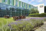 Common Space Courtyard by Marriott London Gatwick Airport