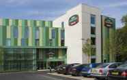 Exterior 2 Courtyard by Marriott London Gatwick Airport