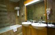 In-room Bathroom 2 Al Khoory Hotel Apartments