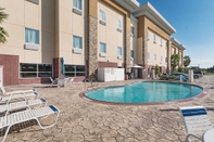 Swimming Pool La Quinta Inn & Suites by Wyndham Mathis