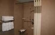 In-room Bathroom 3 Hampton Inn & Suites Barrie