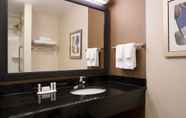 Toilet Kamar 7 Fairfield Inn & Suites by Marriott New Buffalo