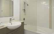 In-room Bathroom 5 Oaks Townsville Gateway Suites