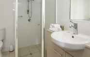 In-room Bathroom 3 Oaks Townsville Gateway Suites