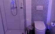 Toilet Kamar 7 Airport Global Hotel