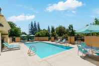 Swimming Pool Hampton Inn & Suites West Sacramento