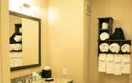 In-room Bathroom 3 Hampton Inn & Suites Arroyo Grande/Pismo Beach Area, CA