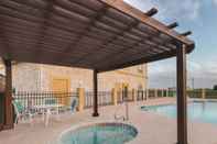 Swimming Pool La Quinta Inn & Suites by Wyndham Waxahachie