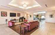 Lobby 6 La Quinta Inn & Suites by Wyndham Waxahachie