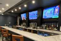 Bar, Cafe and Lounge DoubleTree by Hilton Denver International Airport