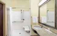 In-room Bathroom 7 Super 8 by Wyndham Hidalgo/McAllen Area