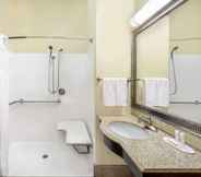 In-room Bathroom 7 Super 8 by Wyndham Hidalgo/McAllen Area