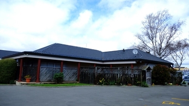 Exterior 4 Airport Birches Motel