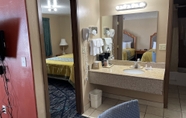 In-room Bathroom 6 Riverton Inn & Suites