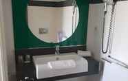 Toilet Kamar 4 ibis Styles Marseille Plan de Campagne