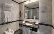 In-room Bathroom 2 Grand Hotel Della Posta