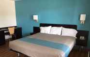 Bedroom 3 Motel 6 Prairie Du Chien, WI