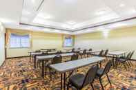 Functional Hall La Quinta Inn & Suites by Wyndham Ennis