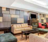 Lobby 5 La Quinta Inn & Suites by Wyndham Ennis