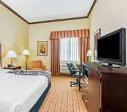 Bedroom 2 La Quinta Inn & Suites by Wyndham Ennis