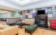 Lobby 6 La Quinta Inn & Suites by Wyndham Ennis