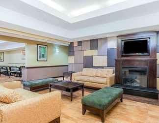 Lobby 2 La Quinta Inn & Suites by Wyndham Ennis