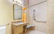 In-room Bathroom 7 La Quinta Inn & Suites by Wyndham Ennis