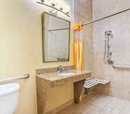 In-room Bathroom 7 La Quinta Inn & Suites by Wyndham Ennis