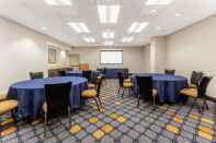 Functional Hall La Quinta Inn & Suites by Wyndham Chicago Downtown