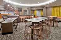 Bar, Cafe and Lounge SpringHill Suites by Marriott Wichita East at Plazzio