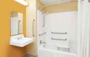 Bilik Mandi dalam Bilik 3 Microtel Inn & Suites by Wyndham South Bend/At Notre Dame Un