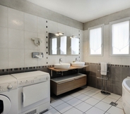 In-room Bathroom 7 LOGIS Le Quai Fleuri